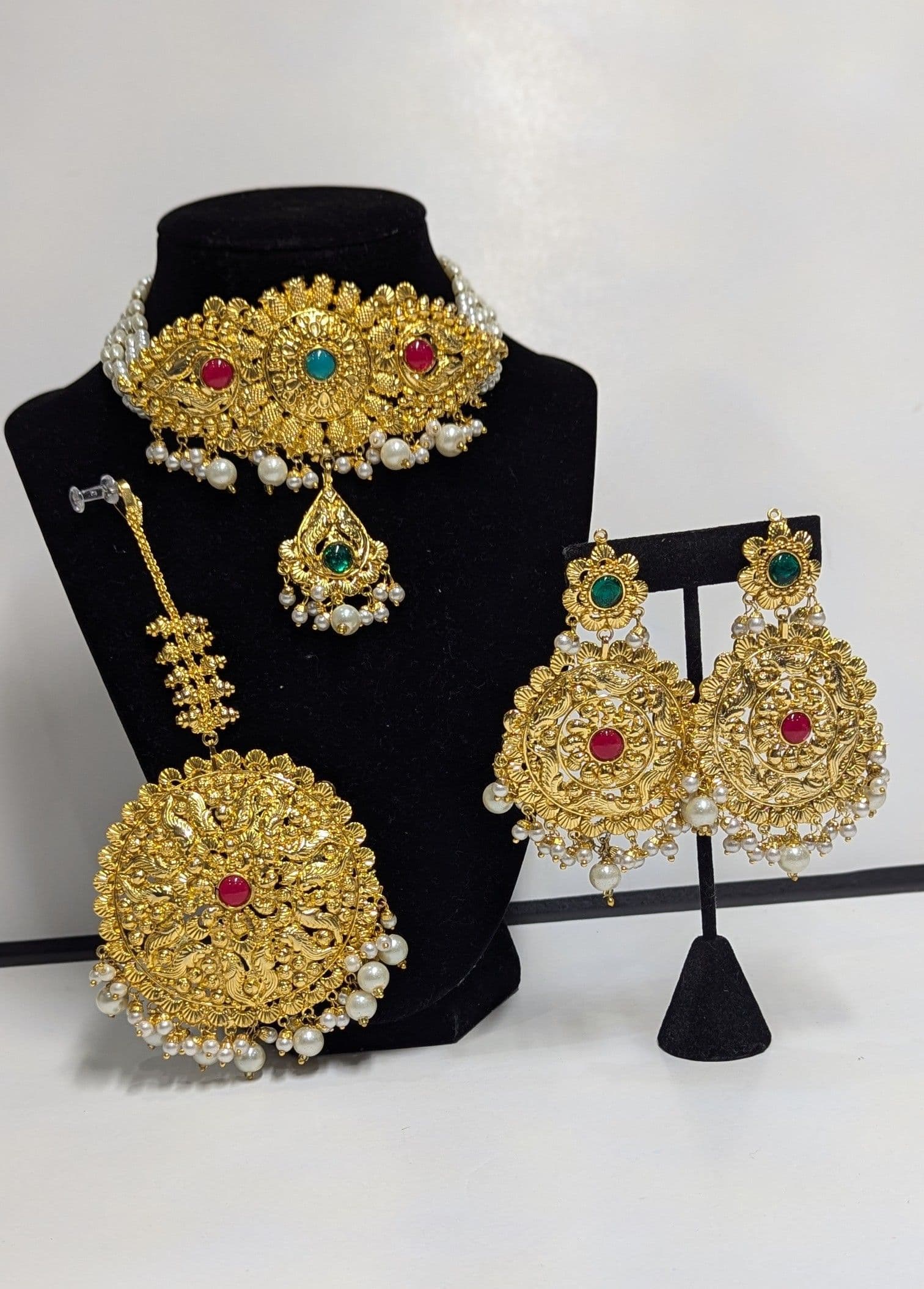 Stunning Gold Plated Kundan & Pearl Choker Necklace Set with Earrings and Maang Tika
